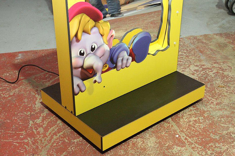 Excellent adaptation for Intertoys. A mobile smiley mirror including light and sound through a sensor. Excellent adaptation for Intertoys. A mobile smiley mirror including light and sound through a sensor.